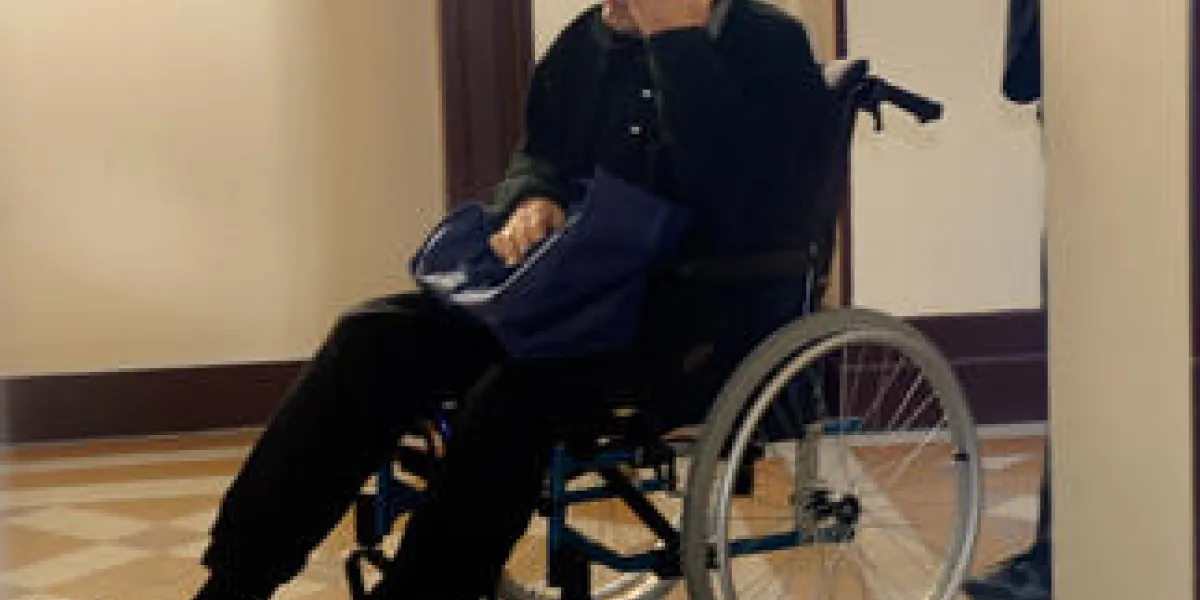 jacques gonzalez, complice du gourou thierry tilly, attend, le 1er octobre 2012, au palais de justice du sud-ouest de la ville de bordeaux, lors du procès reclus de montflanquin, dont la famille vedrines en victime afp photo jean-pierre muller