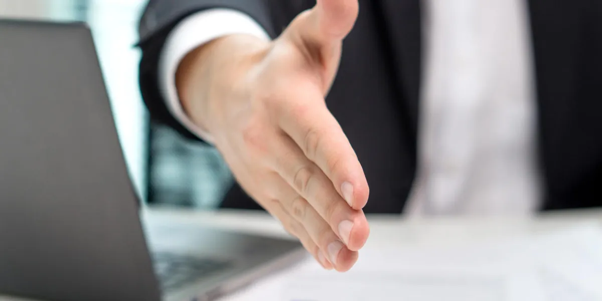 homme d'affaires offre et donner la main pour une poignée de main dans un bureau vendeur, un travailleur bancaire ou un avocat secouer pour un accord, un accord, un prêt ou une vente