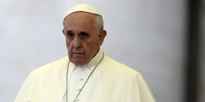 le pape françois prie sur la place de stpeter au vatican le 7 septembre 2013 le pape françois a appelé le monde à s'unir samedi dans un jour de jeûne et de prière pour la syrie afp photo filippo monteforte