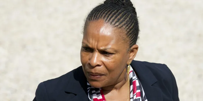 la ministre de la justice française, christiane taubira, quitte le palais d'elysée le 23 avril 2014, à paris, après la réunion hebdomadaire du cabinet afp photo alain jocard