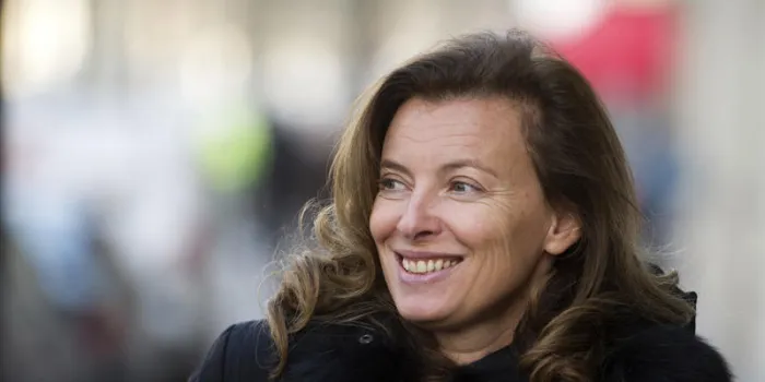 le parti socialiste français (ps) candidat à l'élection présidentielle française de 2012 partenaire valerie trierweiler se promène à côté du siège de la campagne des candidats socialistes le 9 janvier 2012 à paris afp photo fred dufour