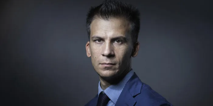 gaspard gantzer, attaché de presse du président français françois hollande, pose lors d'une séance photo au palais d'elysee à paris le 24 avril 2017 afp photo joel saget