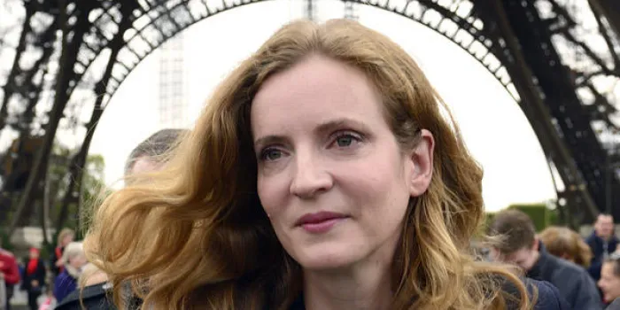 ump candidat du parti pour paris 2014 l'élection du maire nathalie kosciusko-morizet se promène près de la tour eiffel au cours d'une campagne visite sur le thème de la sécurité le 19 septembre 2013 à paris photo eric feferberg afp