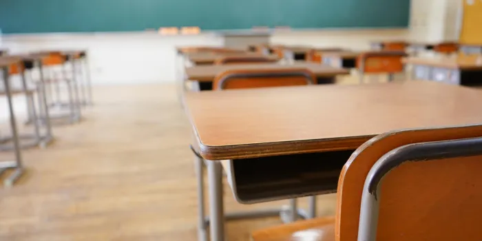 salle de classe avec tableau noir