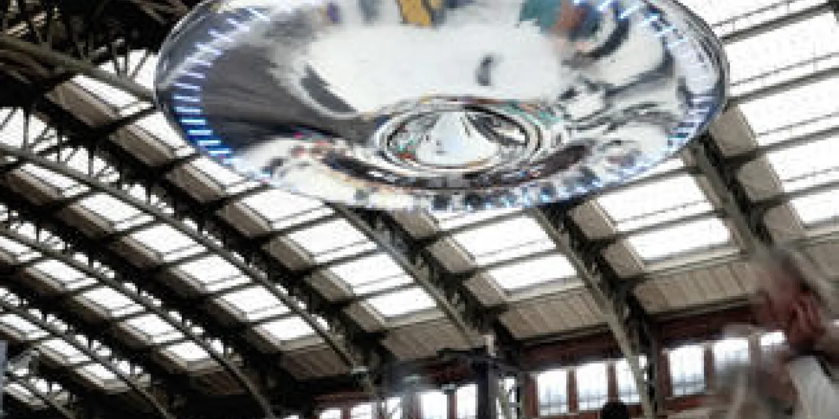 les gens marchent par ovni une oeuvre de l'artiste britannique ross lovegrove exposée à la gare de lille dans le cadre du fantastique festival de lille, le 5 octobre 2012 à lille, dans le nord de la france afp photo philippe huguen
