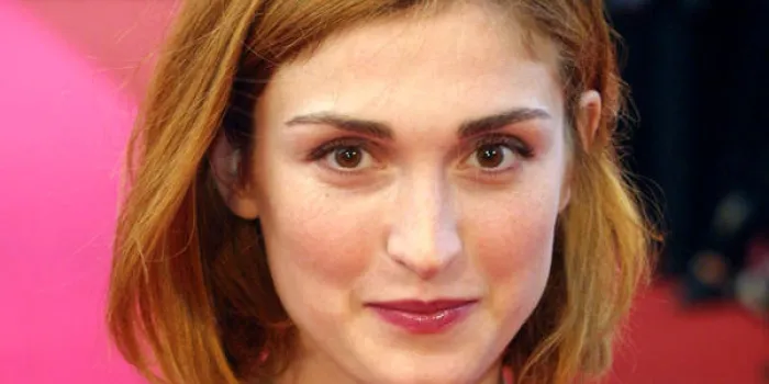 l'actrice française juliette gayet pose à son arrivée au palais des festivals pour la projection de la chambre des officiers la chambre des officiers est présentée ce soir en compétition pour le 54ème festival du film cannes