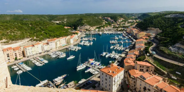 vue sur la marina et les falaises, à bonifacio, corse, france