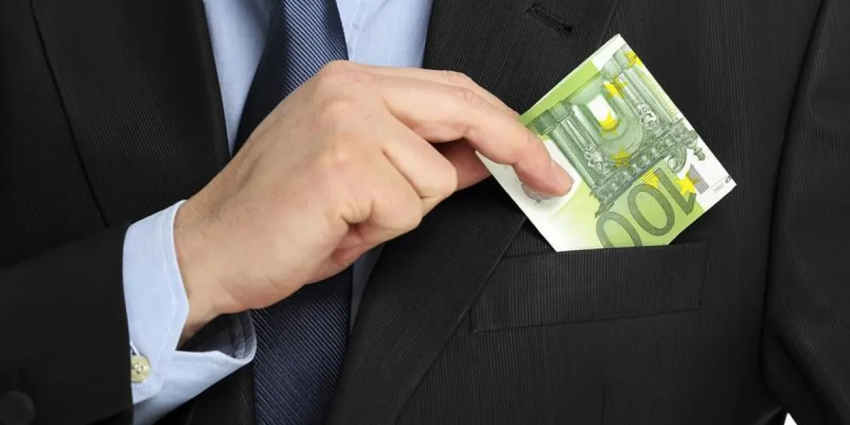 homme d'affaires en plaçant des billets en euros dans sa poche
