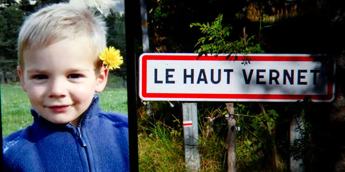 photomontage avec une photographie du petit emile sur un téléphone avec le panneau routier indiquant l'entrée du hameau du haut-vernet en arrière-plan, france, le 2 avril 2024 photo par thibaut durand abacapresscom