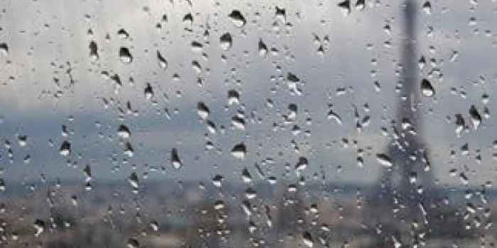 la tour eiffel est vue à travers une fenêtre sur un jour de pluie à paris, le 4 juin 2012 afp photo joel saget