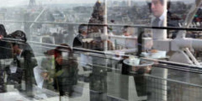 cette photo prise le 22 janvier 2010 à paris montre le restaurant des georges pompidou centre d'art moderne en arrière plan c'est la tour eiffel afp photo loic venance