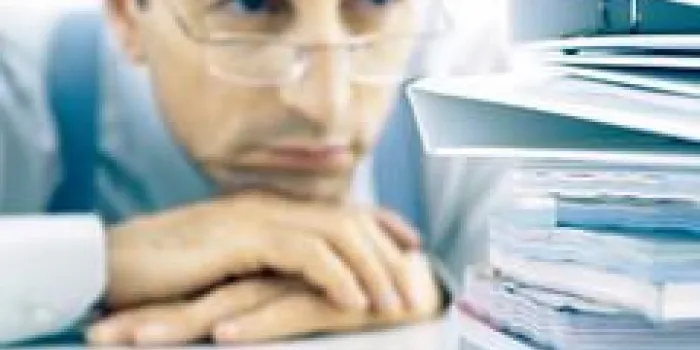 © laurence mouton altopress maxppp, homme se reposant la tête sur les mains, regardant la pile de fichiers