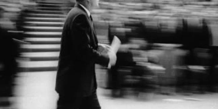 le président américain john f. kenny quitte l'auditorium du département d'etat le 11 mars 1963 après une conférence de presse à washington.