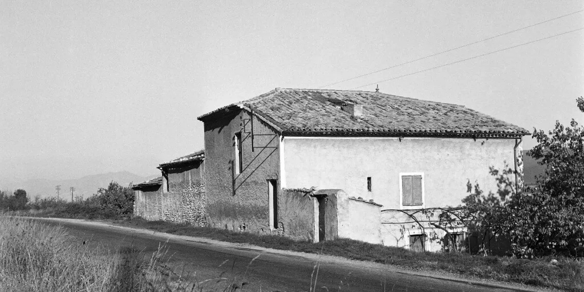 picture taken on november 15, 1954 of the dominici's grand'terre farm, in lurs, a few days before the opening of the trial of gaston dominici, accused of the murder of the drummond family, before the assize court of digne-les-bains (photo by afp)