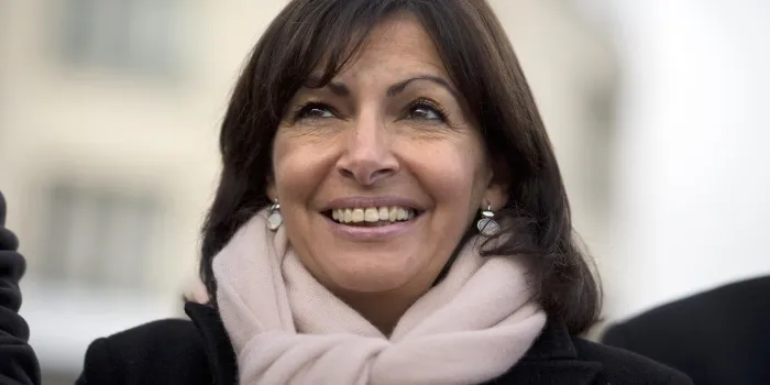 l'adjointe au maire de paris, anne hidalgo, est photographiée lors de la cérémonie marquant la pose de la première pierre de la piscine de molitor, le 17 décembre 2012 à paris afp photo joel saget