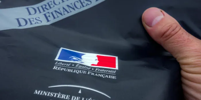 une personne présentente l'enveloppe contenant la déclaration d'impôts envoyée aux contribuables par le ministère de l'economie et des finances, le 10 avril 2014 à lille, reçue ce jour par courrier  afp photo philippe huguen