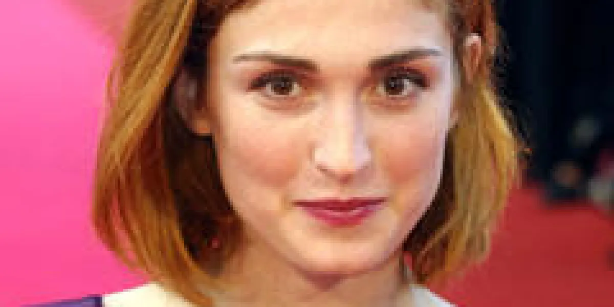 l'actrice française juliette gayet pose à son arrivée au palais des festivals pour la projection de la chambre des officiers la chambre des officiers est présentée ce soir en compétition pour le 54ème festival du film cannes