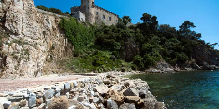 une photo prise le 20 juin 2014 montre la plage du fort de bregancon, l'une des résidences présidentielles officielles françaises depuis 1968, à bormes-les-mimosas, sud-est de la france afp photo bertrand langlois