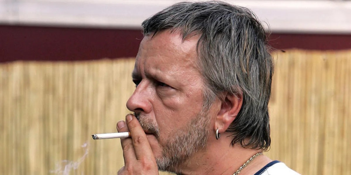 le chanteur français exclusif renaud assiste aux répétitions de sa fiancée romane serda lors du festival ciney à ciney, belgique, le 26 juillet 2005, avant sa prestation en soirée photo par avpressabacapresscom