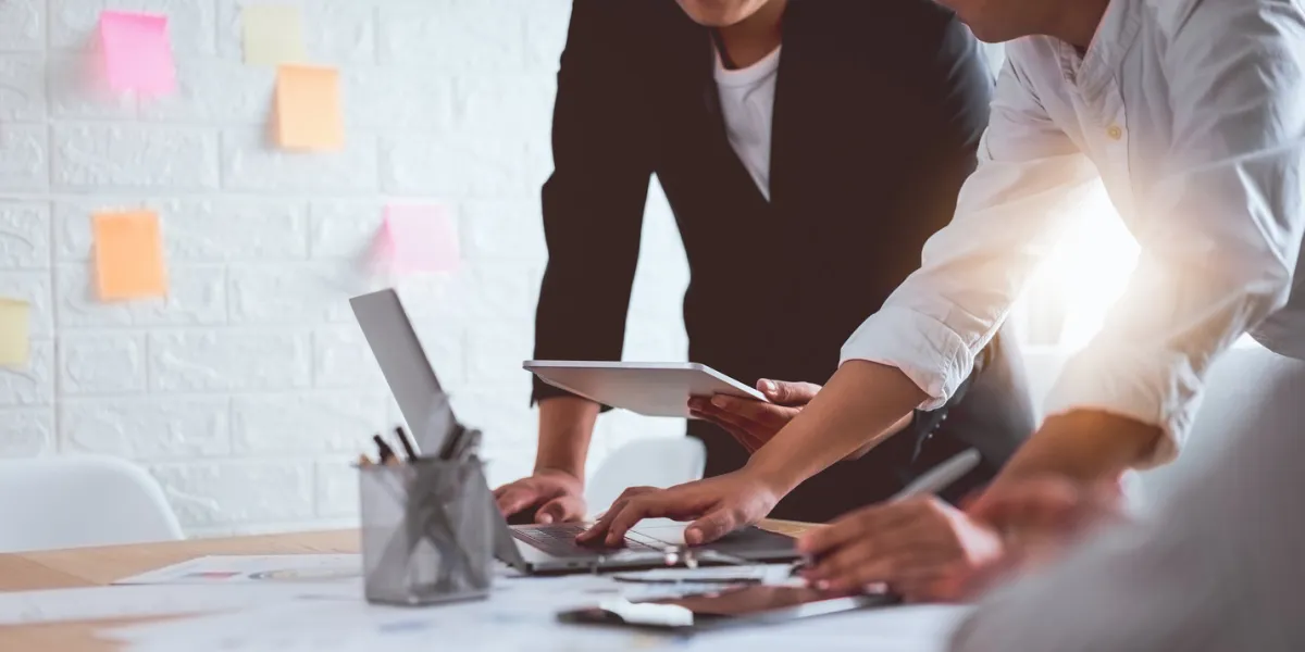 teamwork brainstorming meeting and new startup project in workplace, quality successful work concept, vintage effect