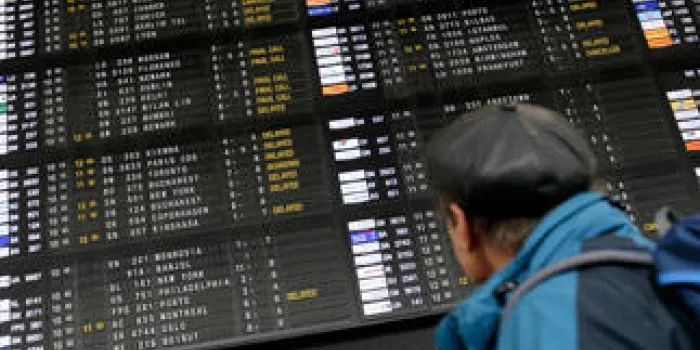 une personne vérifie le tableau des départs lors d'une grève du service sol et fret de swissport à l'aéroport national de bruxelles à zaventem, le 12 mai 2013 afp photo virginie lefour