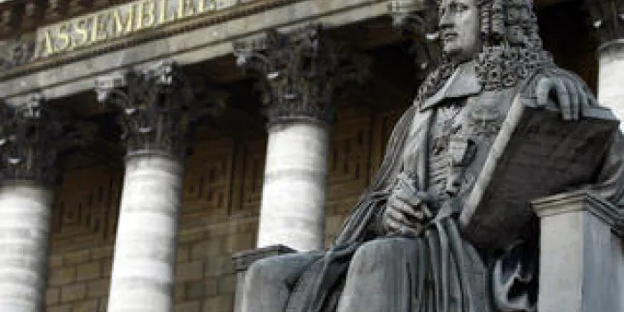 une photo prise le 16 novembre 2010 à paris montre une statue représentant henri françois d'aguesseau (1668-1751) sur le frontispice du palais bourbon où se situe l'assemblée nationale française afp photo joel saget