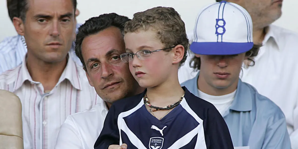 nicolas sarkozy, ministre de l'économie et des finances, assiste avec son fils louis le match de football l1 entre bordeaux et nice, 14 août 2004 au stade chaban delmas à bordeaux afp photo patrick bernard photo afp patrick bernard