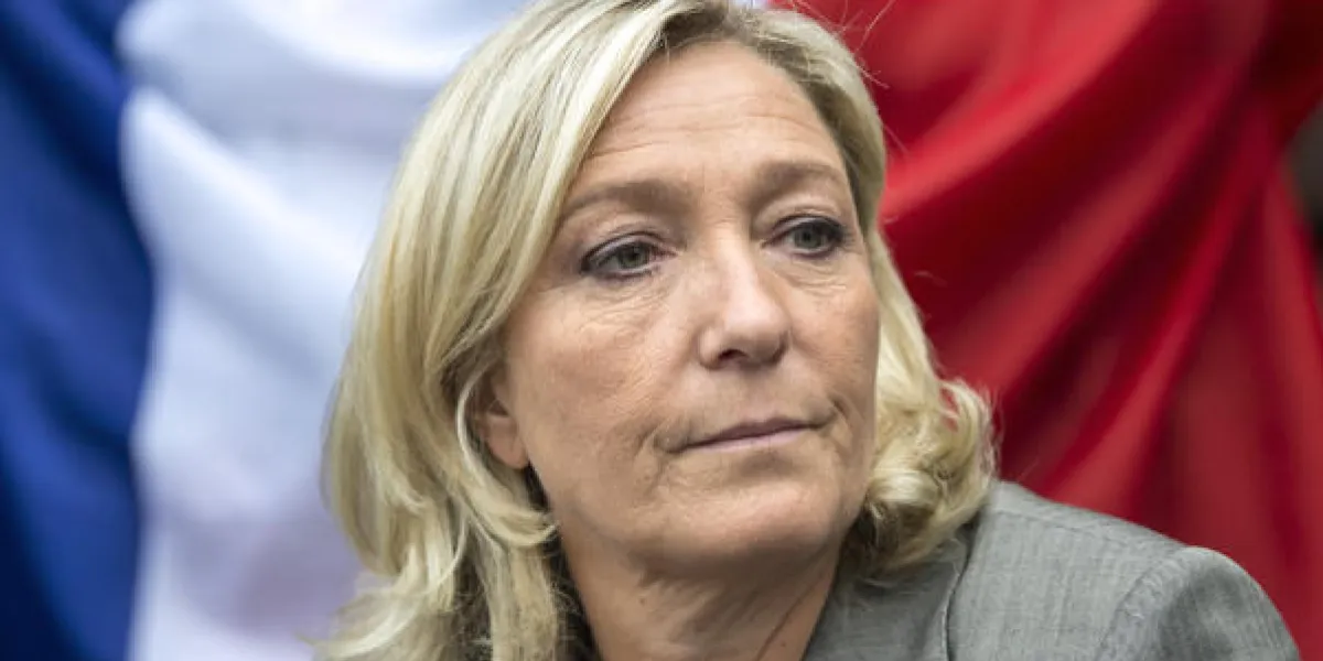 le président du parti national français d'extrême-droite marine le pen (c) participe à l'inauguration d'une vente de trottoirs à henin-beaumont, dans le nord de la france, le 14 septembre 2014 afp photo philippe huguen