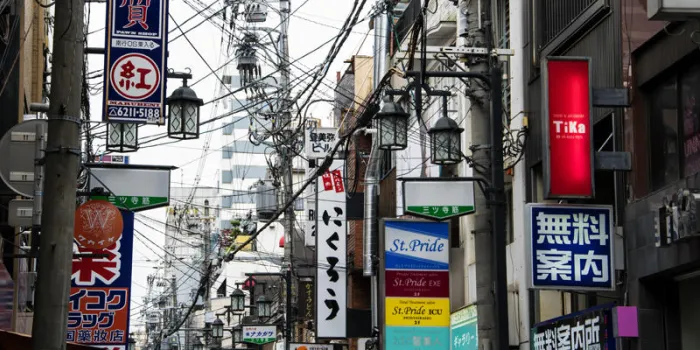restaurants dans le populaire quartier de divertissements de dotonbori, dans le centre d'osaka, la deuxième ville dynamique du japon