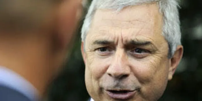 claude bartolone, président socialiste de l'assemblée nationale française, s'entretient avec des personnes lors du congrès europe ecology les verts (eelv) le 18 septembre 2012 à nantes, ouest de la france afp photo jean-sebastien evrard