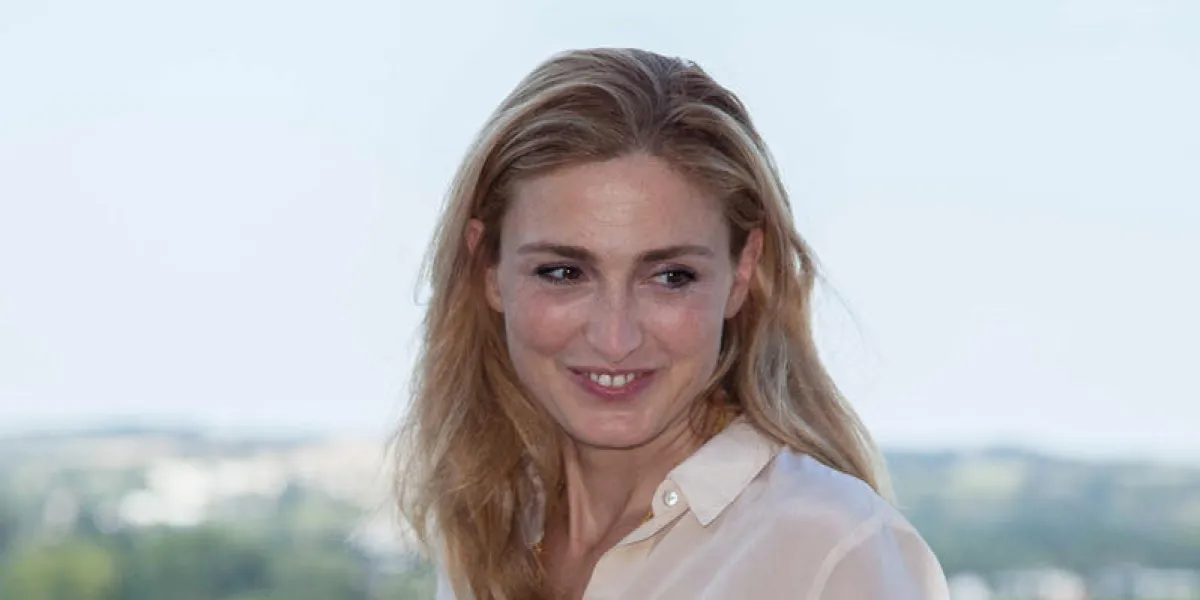 l'actrice française julie gayet pose lors du 8ème festival du film francophone d'angouleme à angouleme, le 29 août 2015 afp photo yohan bonnet