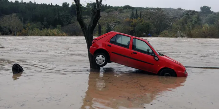 une voiture a été déplacée par la rivière après que la ville de portel-des-corbières, dans le sud de la france, a été inondée suite à de fortes pluies le 30 novembre 2014 afp photo eric cabanis