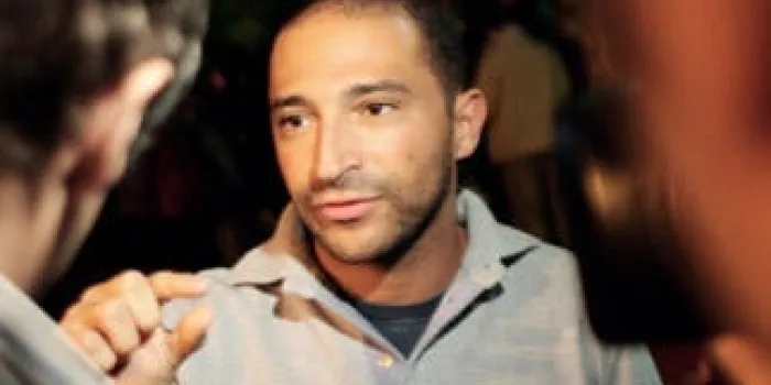 thomas fabius, le fils de laurent fabius discute avec des journalistes, le 26 octobre 2006 avant le commencement d'un meeting ps au zénith de paris afp photo fred dufour