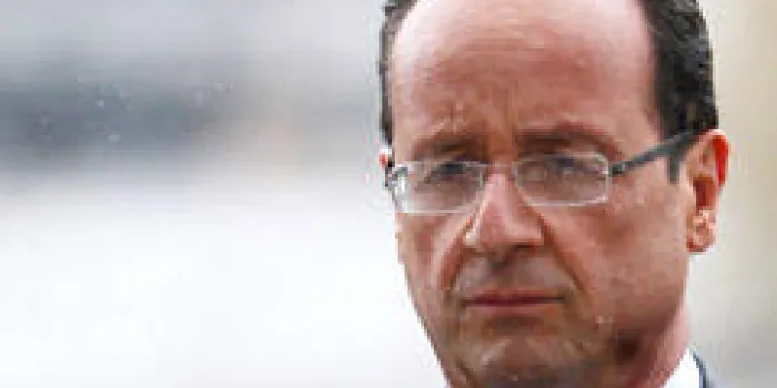 le nouveau président français françois hollande assiste sous la pluie à une cérémonie pour rendre hommage au soldat inconnu à l'arc de triomphe le 15 mai 2012 à paris, après la cérémonie d'investiture officielle afp photo martin bureau