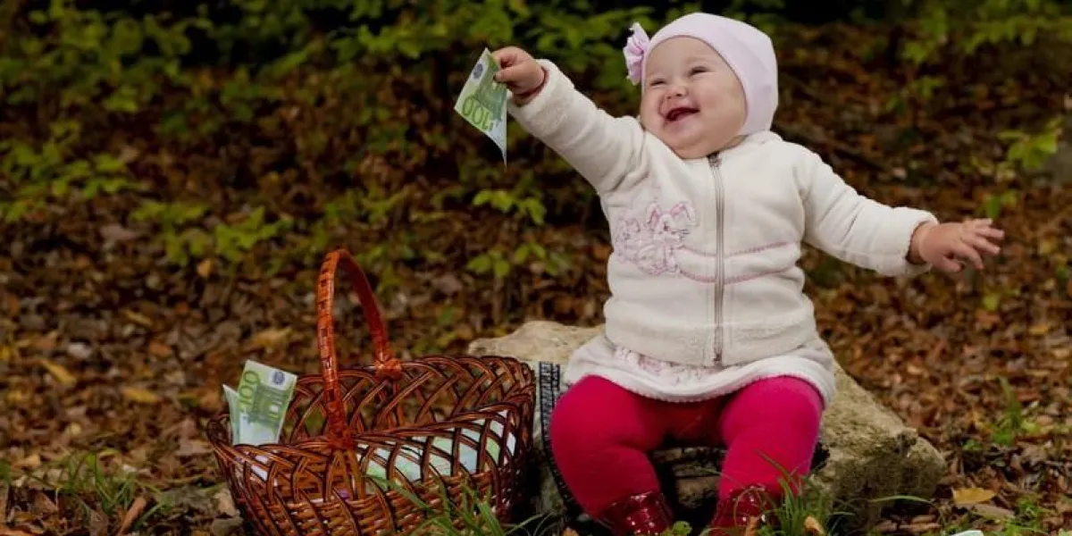 petite fille avec un panier d'euro