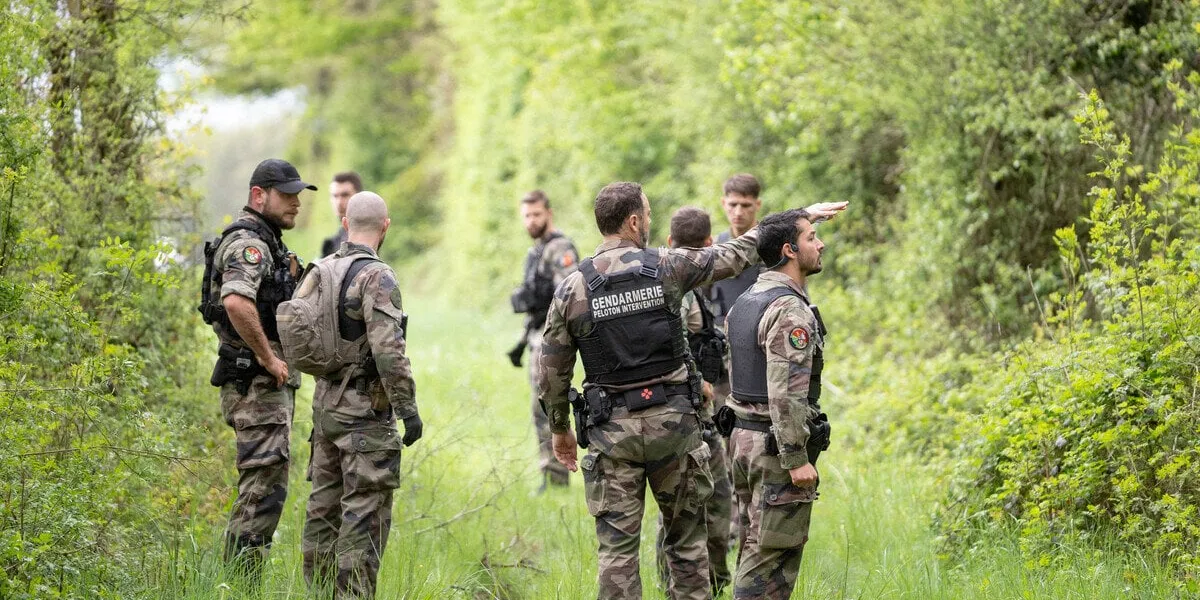 the gendarmes are looking for the runner in the forest - vivonne aj