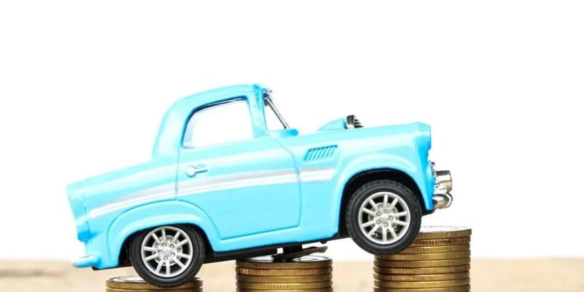 pile d'argent de finances voiture avec fond blanc