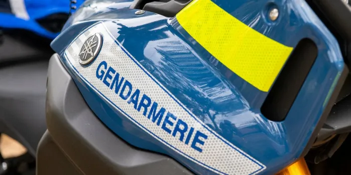 gros plan du logo de la gendarmerie sur une moto lors de contrôles près de la ville du muy, france, le 4 août 2023 photo par laurent coust abacapresscom