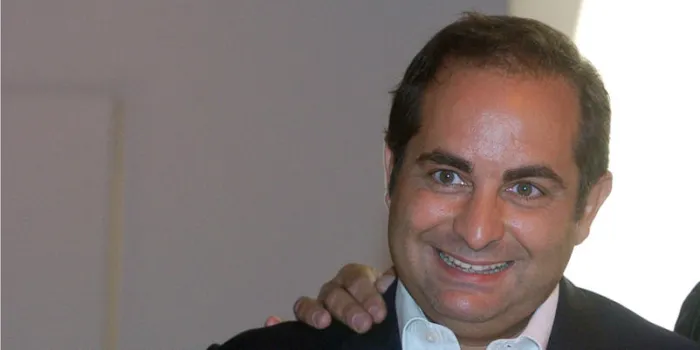 les animateurs laurent fontaine (g) et pascal bataille posent pour le photographe, le 29 août 2005 à la plaine-saint-denis, lors de la présentation de la grille de rentrée de tf1   afp photo   jean ayissi