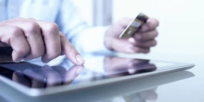 homme, tenue, tablette pc, et, carte de crédit, intérieur, achats, en ligne