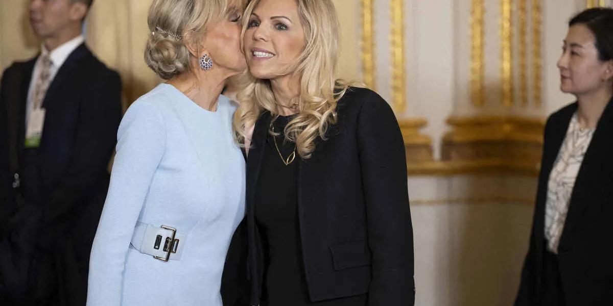 le président français emmanuel macron, le président chinois xi jinping lors des présentations avant un dîner d'État officiel