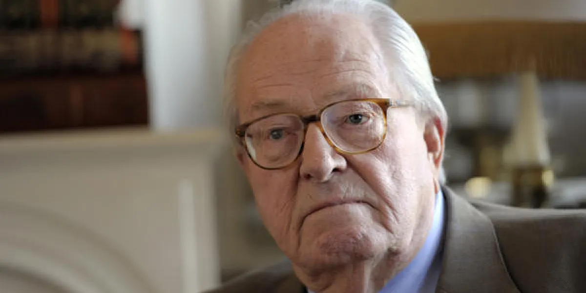 président national d'honneur de l'extrême-droite (fn), parti d'honneur, jean-marie le pen pose, le 1er octobre 2012 chez lui à saint-cloud afp photo bertrand cool