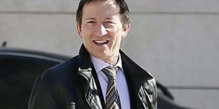 magistrat français jean-michel gentil, chargé des enquêtes liées à la justice plusieurs oreal héritière liliane fortune bettencourt, est photographié as've arrive au palais de justice de bordeaux le 19 février, 2013 photo patrick bernard afp