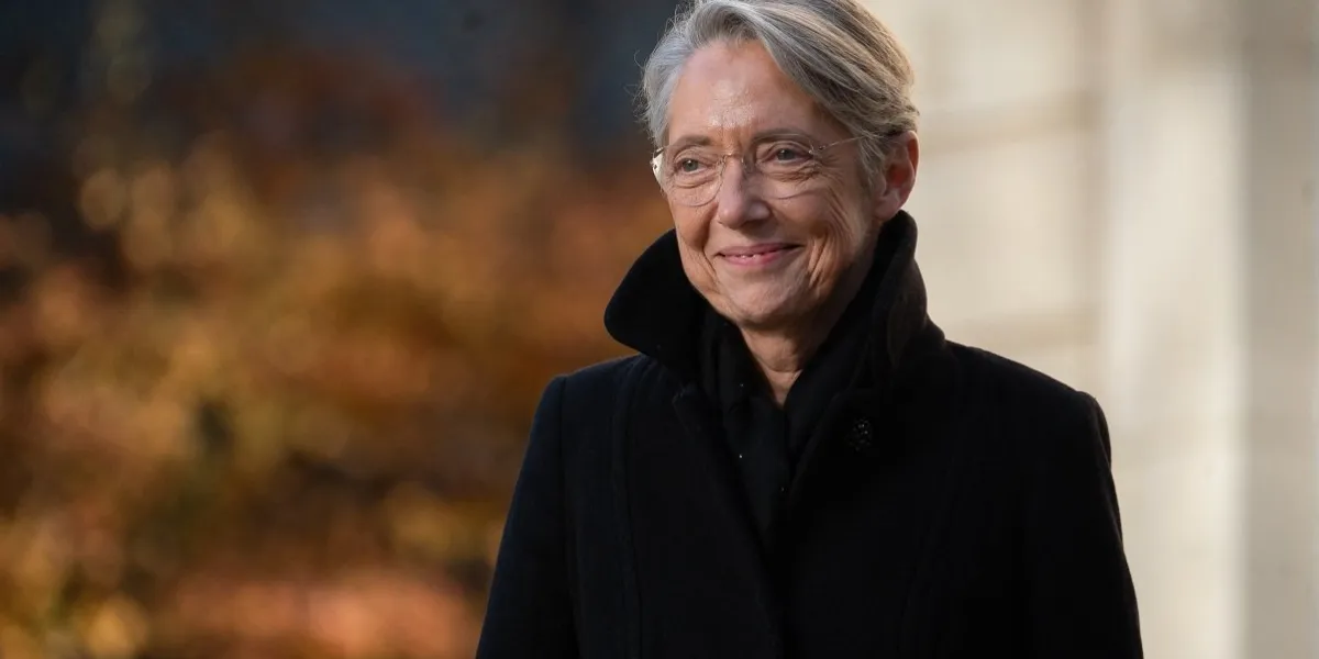 elisabeth borne plants a holm oak tree in the garden of matignon