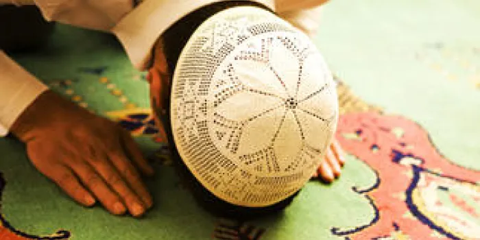 mosquée intérieure et les gens qui prient