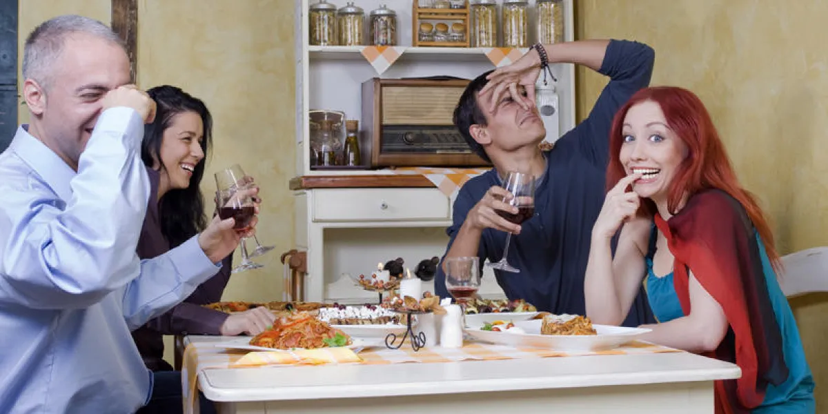 embarrassé devant des amis - scène d'un restaurant - mise au point sélective