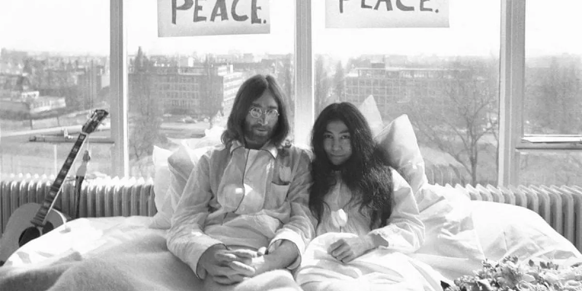 john lennon and yoko ono's protest against the vietnam war called bed peace, hair peace in amsterdam, netherlands, march 25, 1969 photo by guus pauka hollandse-hoogte abacapresscom , 691225 001 amsterdam pays-bas netherlands