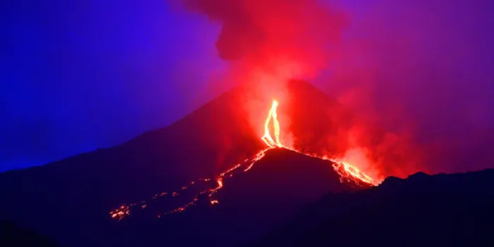 les coulées de lave du volcan mont etna sur l'île italienne de sicile, près de catane, le 13 août 2014 le mont etna est l'un des volcans les plus actifs au monde et est dans un état d'activité presque constant afp photo tiziana fabi