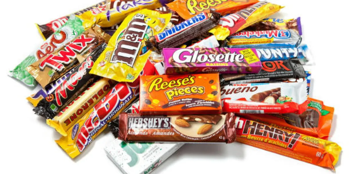 toronto, canada - 8 mai 2012 ceci est un projectile de studio d'une variété de produits de chocolat fabriqués par diverses sociétés, y compris, nesthe, hershey, mars inc, cadbury et spa ferrero isolé sur fond blanc