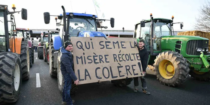 les agriculteurs bloquent l'autoroute a10 - longvilliers